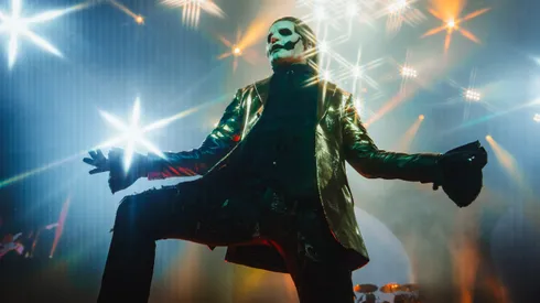 Cardinal Copia (Papa Emeritus IV), interpretado por Tobías Forge, brillando en el concierto de Ghost en Chile.