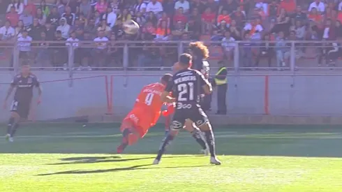 Maxi Falcón no vio a David Escalante y le pegó una tremenda patada en el rostro.