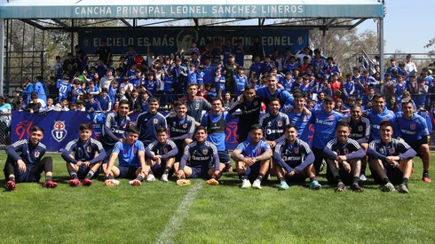 La U entrena con los niños azules.