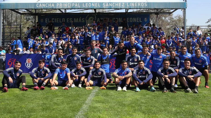 La U entrena con los niños azules.