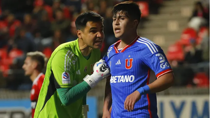 Cristopher Toselli intenta generar una reacción de Marcelo Morales en la derrota de la U ante La Calera.