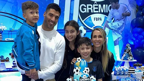 Luis Suárez la rompe con golazo de chilena en el cumpleaños de su hijo