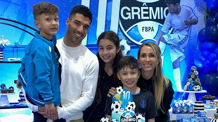 Luis Suárez la rompe con golazo de chilena en el cumpleaños de su hijo