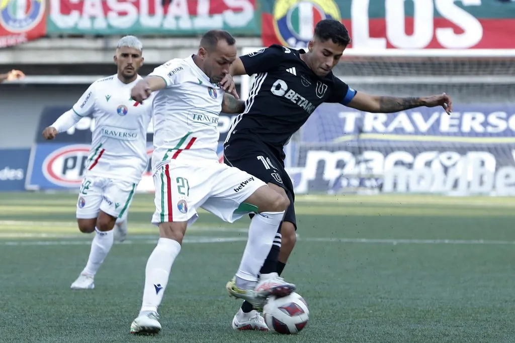 Marcelo Díaz en duelo con Lucas Assadi. Foto: Felipe Zanca/Photosport