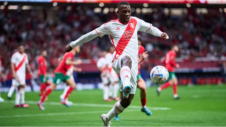 Luis Advíncula será improvisado delantero en Perú ante Chile.