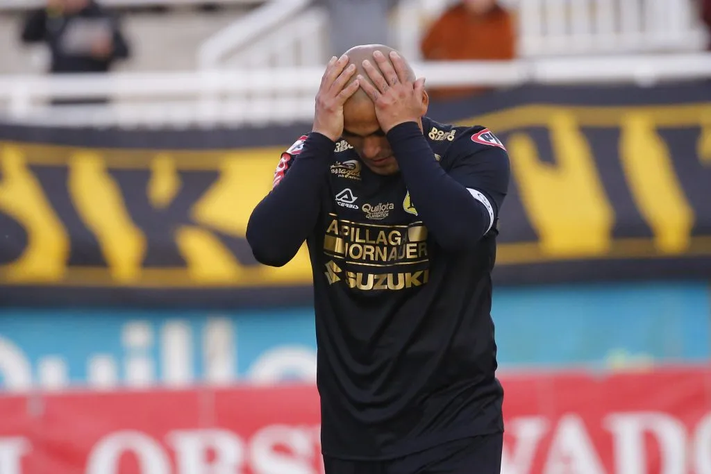 Humberto Suazo no pudo marcar más de una vez ante Santa Cruz. ¡Y ocasiones tuvo! (Sebastián Cisternas/Photosport).