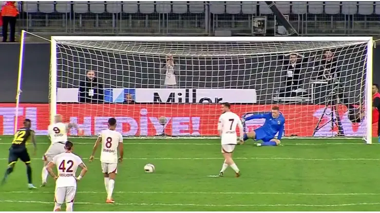 Icardi se perdió un gol insólito en Turquía.