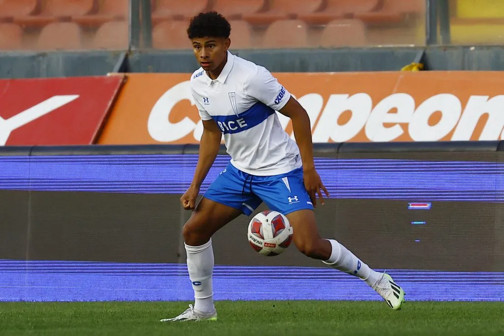 Juan Francisco Rossel controla el balón en el duelo entre la UC y Magallanes por la fecha 24 del Campeonato Nacional 2023. (Marcelo Hernández/Photosport).