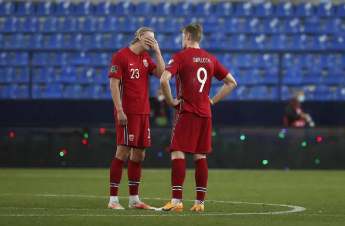 Erling Haaland y Alexander Sorloth en la selección de Noruega. Uno juega en el Manchester City y el otro, en el Villarreal. (Getty Images).