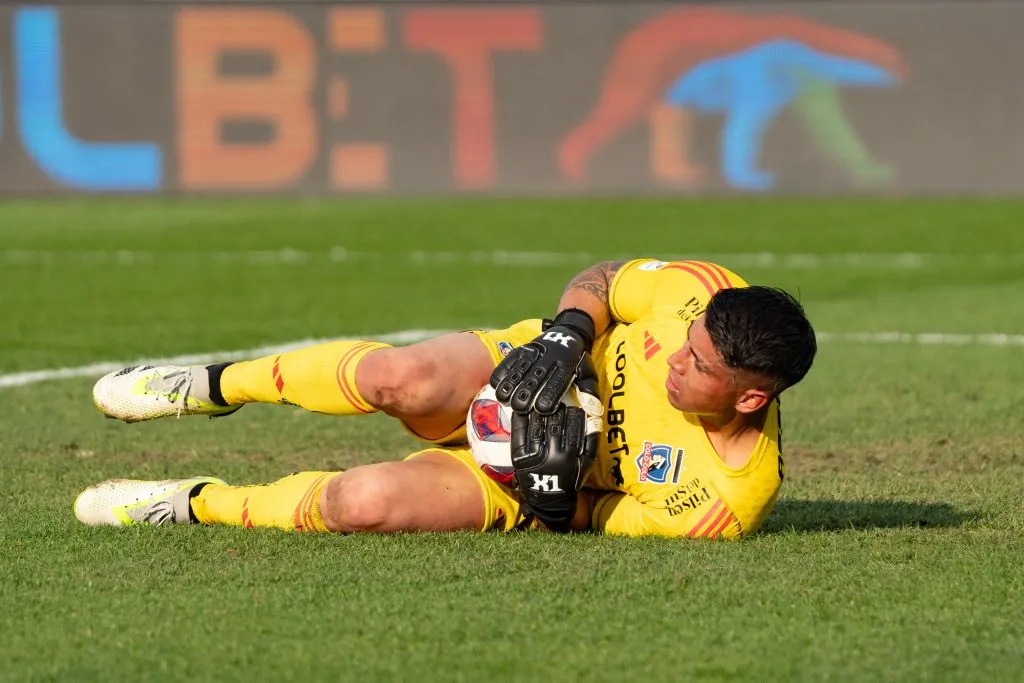Brayan Cortés debió jugar el pasado sábado con indumentaria negra en Colo Colo. | Foto: Guillermo Salazar.