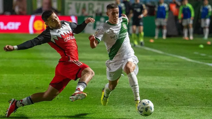 Gerónimo Rivera intenta esquivar a Paulo Díaz en el empate entre Banfield y River Plate.
