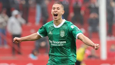 Gerónimo Rivera festejó así su primer gol en Banfield.