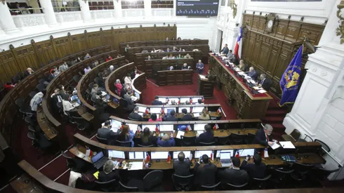 ¿Qué dice la Encuesta Cadem? Bajo apoyo a la nueva Constitución.