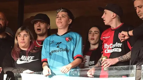 Nicki Nicole convierte a Peso Pluma en hincha de Newell's Old Boys