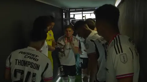 Leo Gil da instrucciones a sus compañeros previo al partido contra Cobresal.