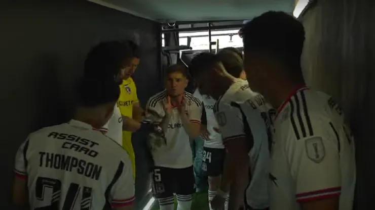 Leo Gil da instrucciones a sus compañeros previo al partido contra Cobresal.