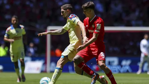 Diego Valdés salió cojeando en el duelo del América.