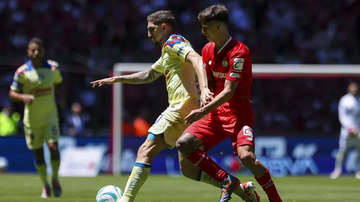 Diego Valdés salió cojeando en el duelo del América.