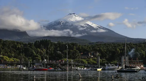 Panorámica del volcán Villarrica junto al lago en el Balneario de Pucón.