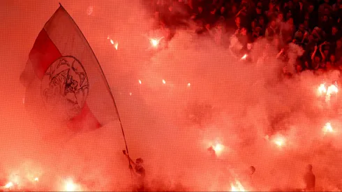 El clásico entre el Ajax y el Feyenoord tuvo que ser suspendido en Amsterdam.