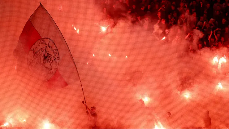 El clásico entre el Ajax y el Feyenoord tuvo que ser suspendido en Amsterdam.