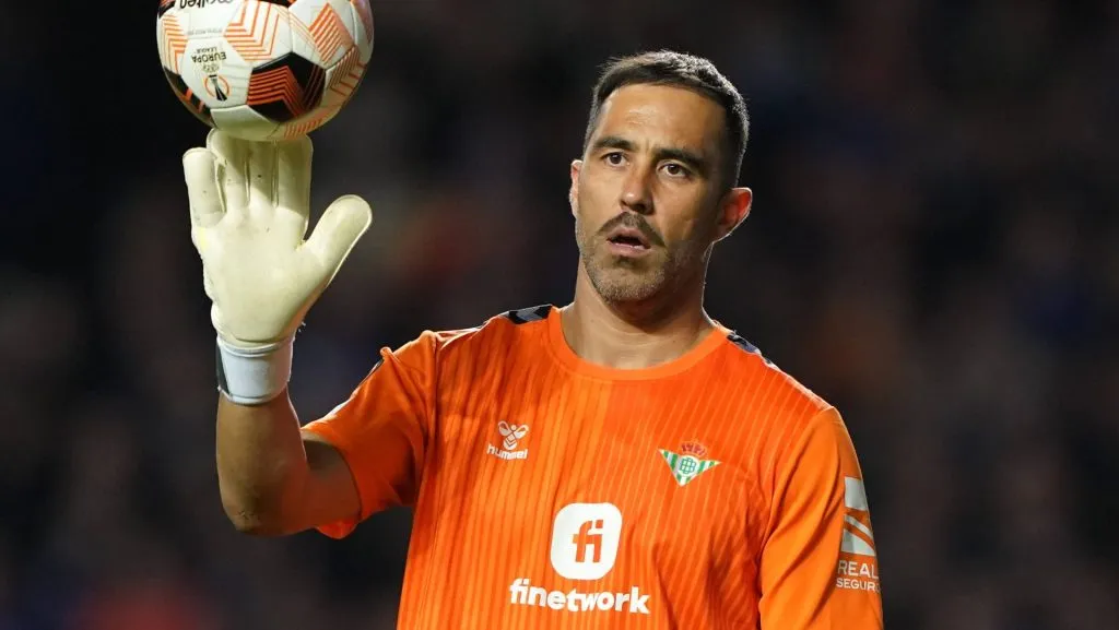 Claudio Bravo fue figura en el empate del Betis, salvando el arco con varios tapadones. Foto: IMAGO.