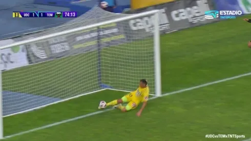 Osvaldo González salvó una pelota en la línea que lo hizo ganarse aplausos en Universidad de Concepción.