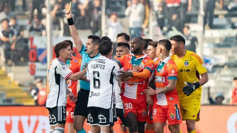 Al final del primer tiempo hubo roces entre los jugadores de Colo Colo y Cobresal. Munder y Gil vieron la amarilla.