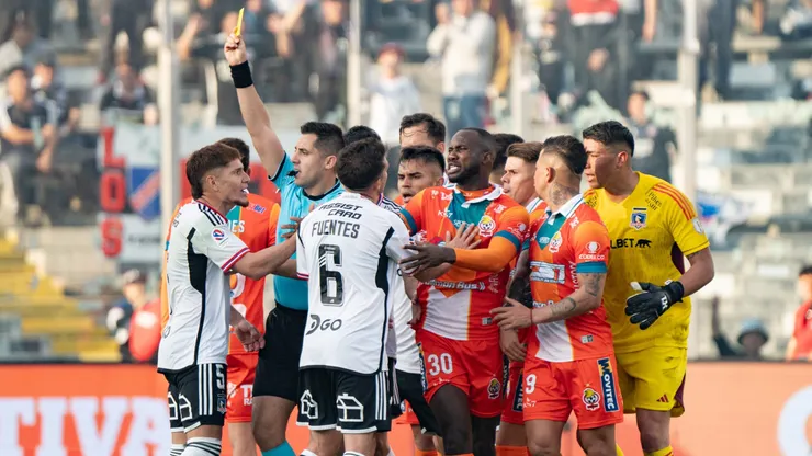 Al final del primer tiempo hubo roces entre los jugadores de Colo Colo y Cobresal. Munder y Gil vieron la amarilla.
