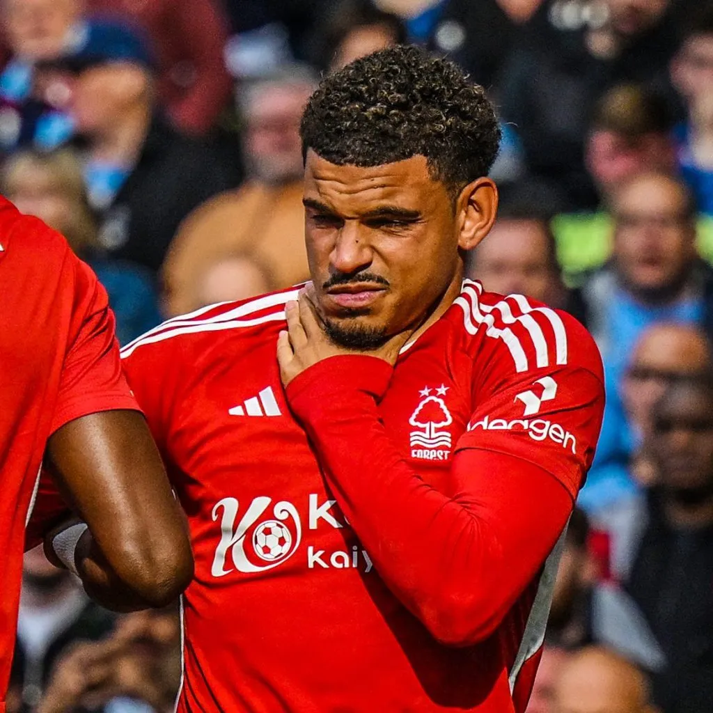 Y así se quedó sobando el jugador del Nottingham Forest