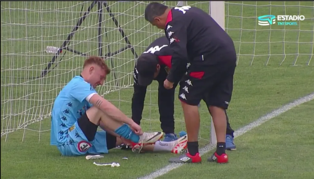 Juan José Echave tuvo problemas con la indumentaria antes del inicio del clásico de colonias entre Unión Española y Palestino. (Captura TNT Sports).