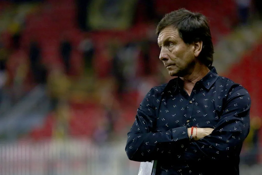 La camisa de Fernando Díaz en los estadios de Chile: acá en el Nelson Oyarzún Arenas de Chillán. (Mauricio Ulloa/Photosport)
