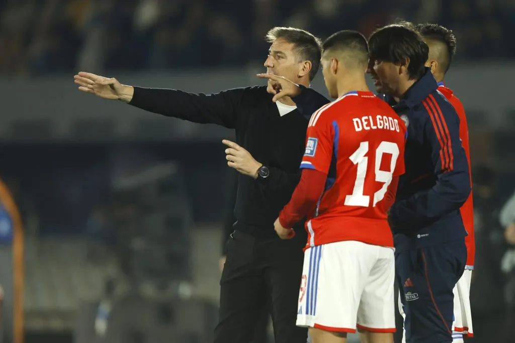 Eduardo Berizzo y Sebastián Rambert les dan indicaciones a Juan Delgado y Charles Aránguiz antes de entrar al partido que Chile cayó ante Uruguay en el Centenario (Marcelo Hernández/Photosport).