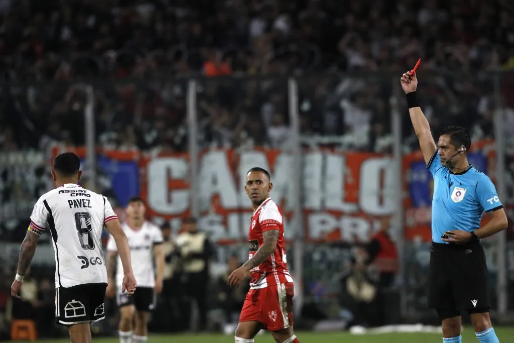 Pavez fue expulsado en el último partido de Colo Colo. | Foto: Photosport