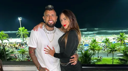 La pareja de Arturo Vidal no ha podido acompañarlo luego de su operación