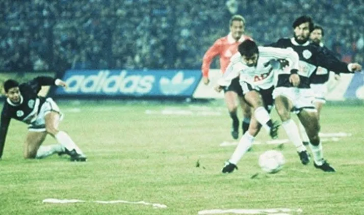 Pérez anotando un gol en la final del 91