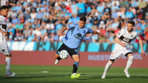 Matías Marín lanza para el gol de Belgrano