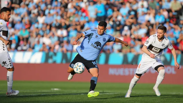Matías Marín lanza para el gol de Belgrano