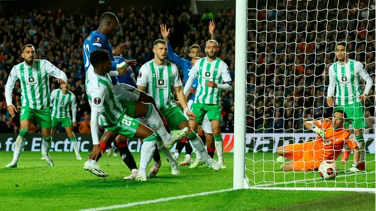 Claudio Bravo ya atajó pero el Rangers convierte el único gol del partido