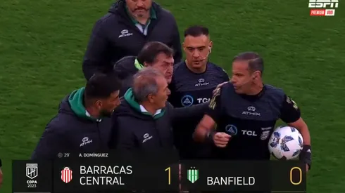 La insólita reacción de Falcioni: Fue expulsado y ¡empujó al árbitro!