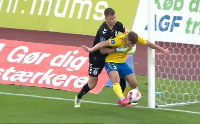 El tackle de Bradley Peacock-Farrell. (Captura)