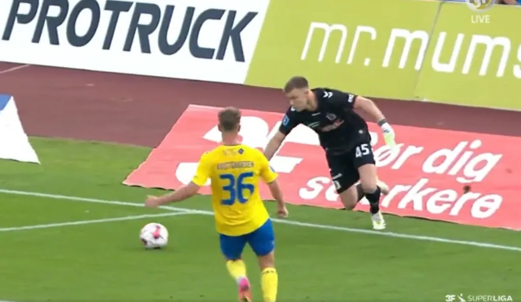 El resbalón de Bradley Peacock-Farrell que le costó una tarjeta roja insólita. (Captura).