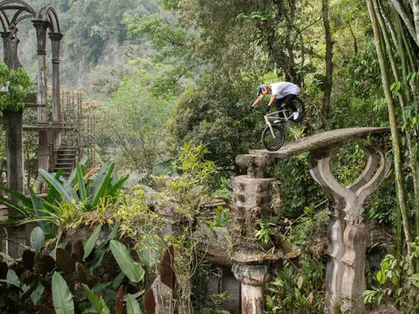 Piloto japonés la rompe con su bici en un parque mexicano