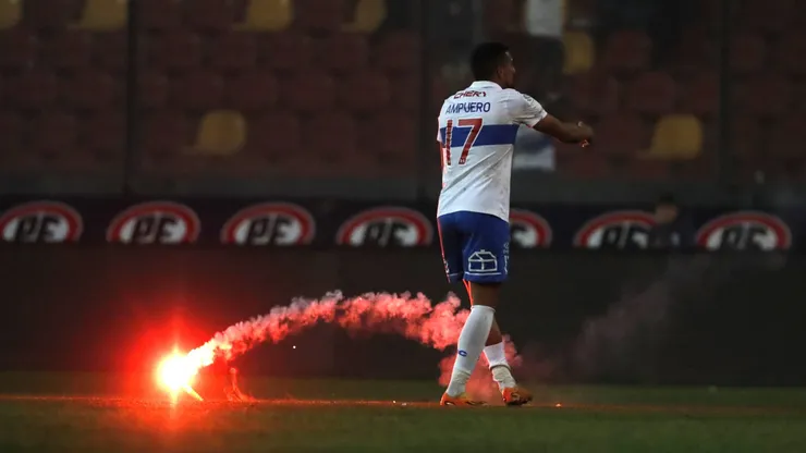 Los hinchas encendieron y lanzaron fuegos artificiales en Santa Laura.