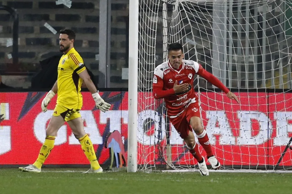 Maximiliano Quinteros celebra el gol que le anotó a Colo Colo por Deportes Copiapó en el 1-1 en el estadio Monumental. (Dragomir Yankovic/Photosport).