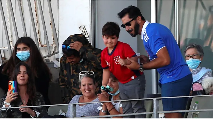 Johnny Herrera junto a su hijo Bruno viendo un partido de Universidad de Chile.