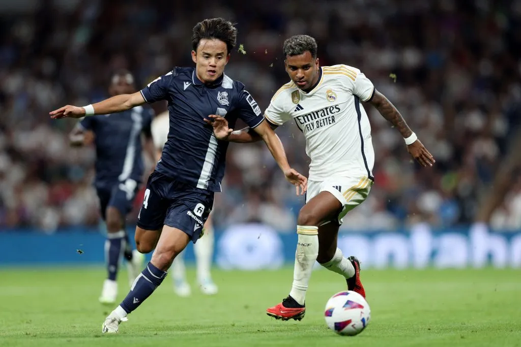 Takefusa Kubo lucha con Rodrygo Goes en el duelo entre el Real Madrid y la Real Sociedad. (Gonzalo Arroyo Moreno/Getty Images).