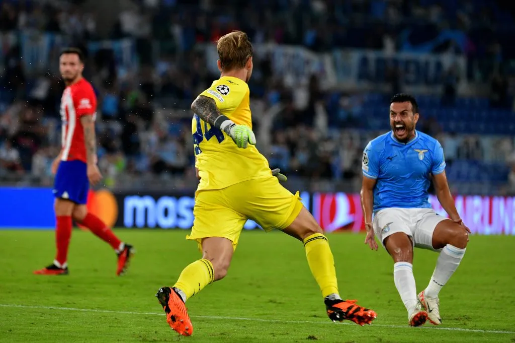 Ivan Provedel se abraza con Luis Alberto en el empate postrero de la Lazio ante Atlético Madrid. (Marco Rosi/Getty Images).