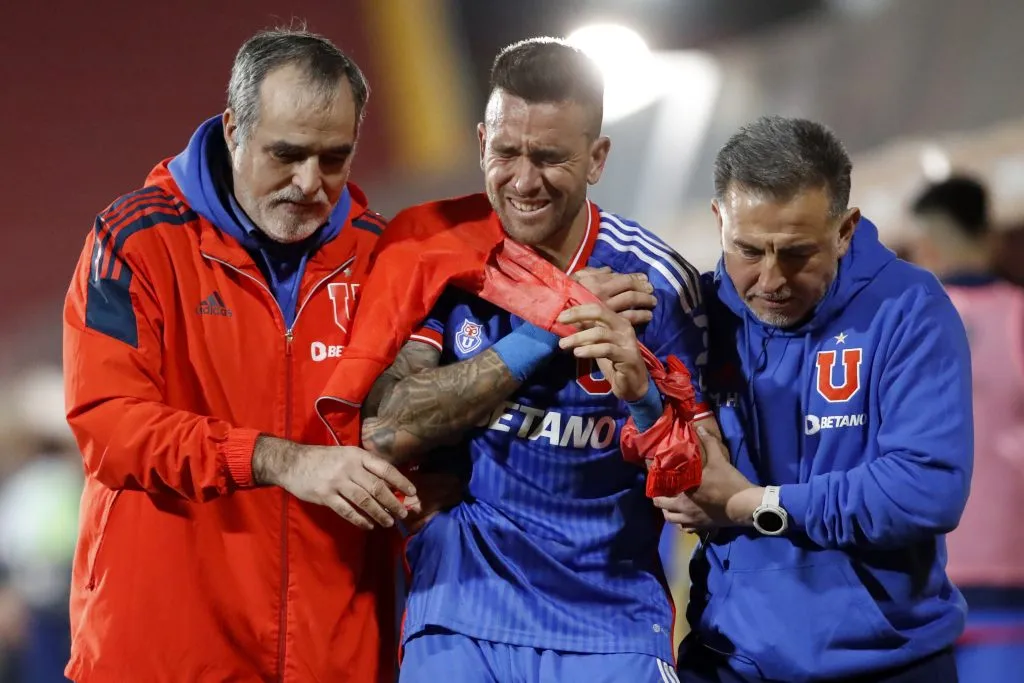 Matías Zaldivia superó una lesión de hombro que se le generó en el postrero empate que la U rescató ante Curicó Unido.  (Jonnathan Oyarzun//Photosport).