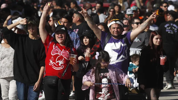 Gran cantidad de personas disfruta del segundo día de las fondas del Parque O’Higgins en la comuna de Santiago.